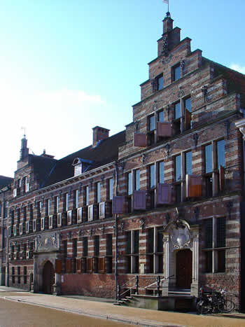 Het oude Gerechsgebouw aan de Boteringestraatl